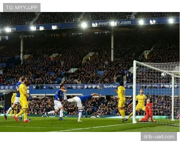 加纳乔为何能凭速度撕裂防线？解析其边锋突破机制与局限