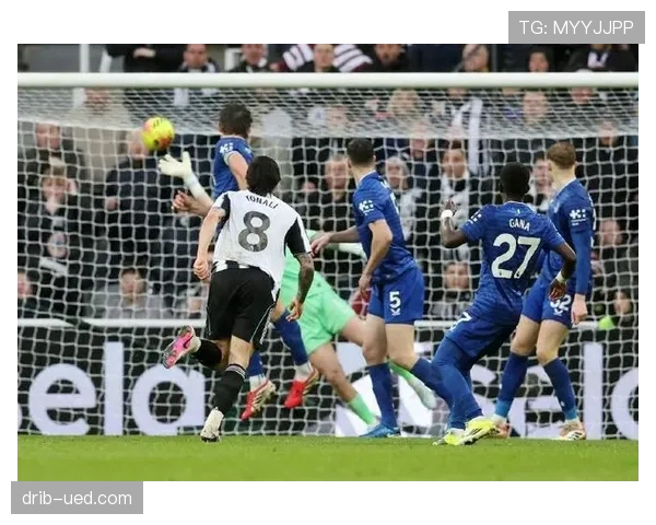 伊布拉希莫维奇高点争顶撕开防线，本赛季关键战中射门效率显著提升