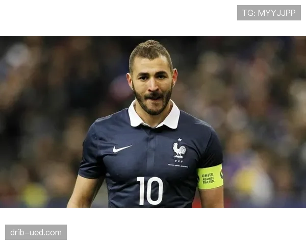 伊布与本泽马射门选择分化：单点强攻与多点协同的进攻逻辑对比