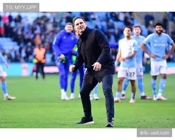 兰帕德前插远射成关键战进攻支点，中场角色转型如何重塑节奏主导？