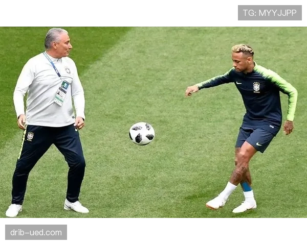 内马尔这直接开豪车进训练场？普通人这生活白羡慕哭了！