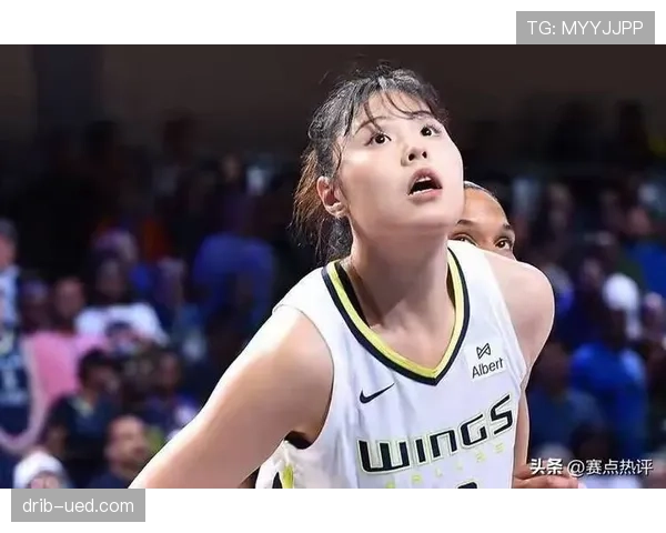 李月汝机场那只包比我半年工资多，站旁边都尴尬得不敢吸气